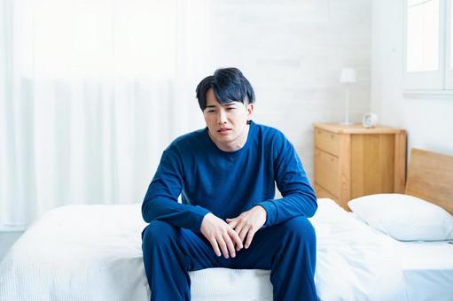 不眠に悩む男性 不眠に悩む男性の写真