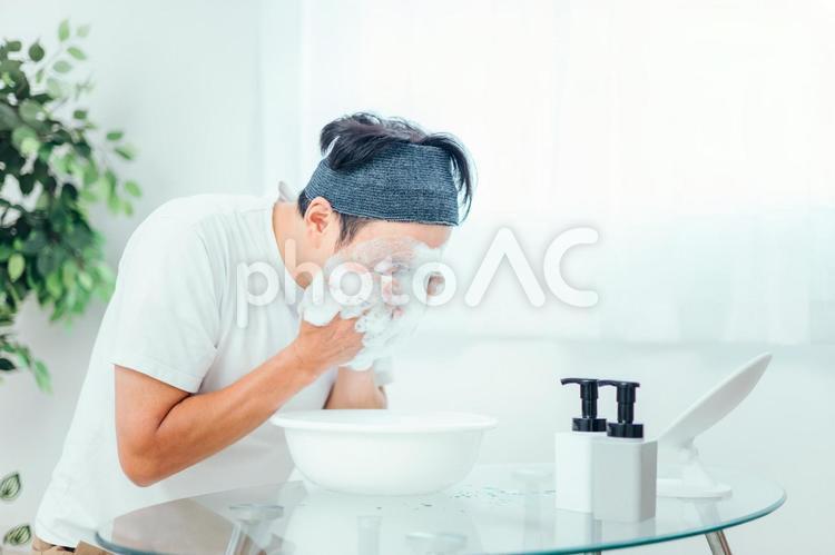 泡洗顔する男性（洗顔料） 洗顔,男性,スキンケアの写真素材