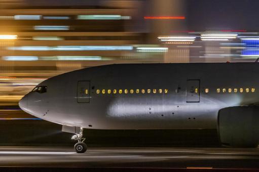夜の空港を疾走する大型旅客機 夜の空港を疾走する大型旅客機 飛行機,空港,夜の写真素材