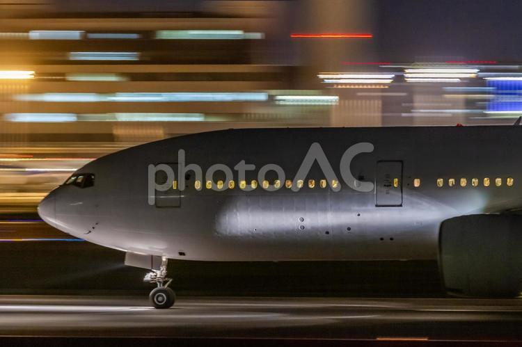 夜の空港を疾走する大型旅客機 飛行機,空港,夜の写真素材
