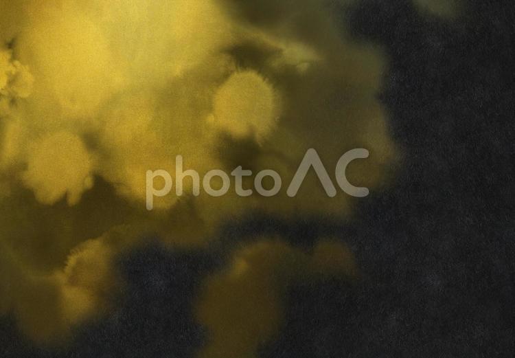黒の和紙に金色の模様がある和風背景素材 和風,黒,金の写真素材
