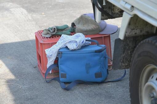 軽トラックから降ろされた暑さ対策の道具 軽トラック,日陰,クーラーバッグの写真素材