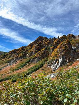 山並みと紅葉のマッチの写真
