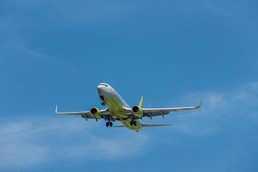 福岡空港の夏の着陸 福岡空港の夏の着陸 飛行機,航空機,旅客機の写真素材