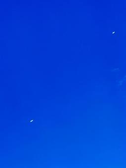 青空 晴れ 飛行機 2機 青空 晴れ 飛行機 2機の写真
