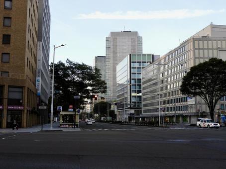 早朝の仙台市青葉区中央東二番丁通り 早朝の仙台市青葉区中央東二番丁通りの写真