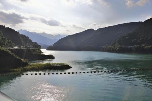 静寂に包まれた宮ヶ瀬湖と光芒 静寂に包まれた宮ヶ瀬湖と光芒 宮ヶ瀬湖,宮ヶ瀬ダム,神奈川県の写真素材