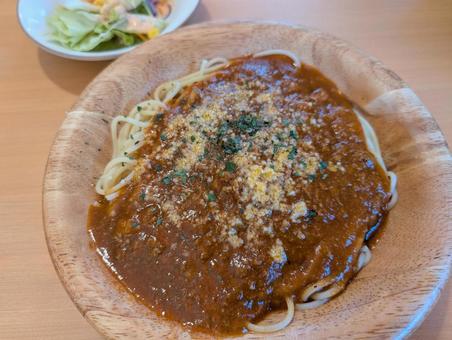 ミートソースのパスタとミニサラダ ミートソースのパスタとミニサラダの写真