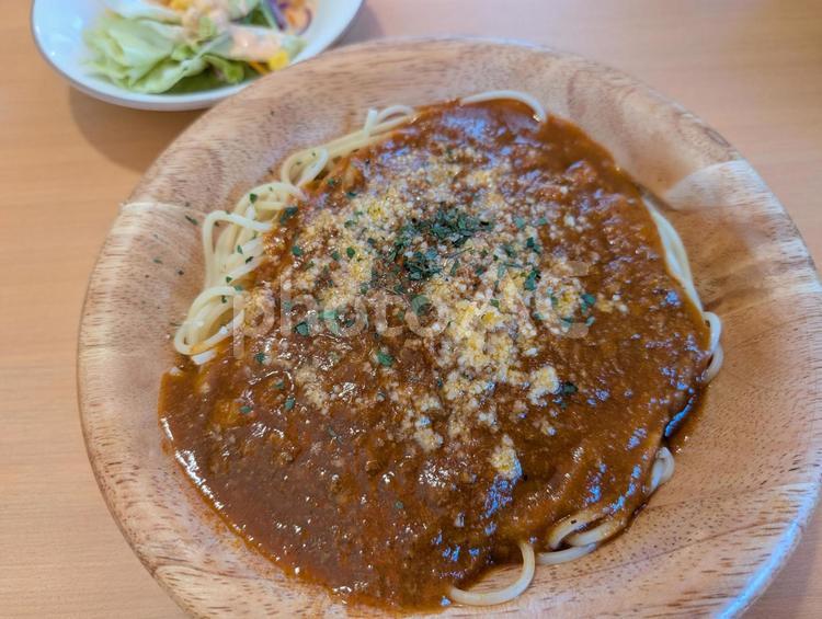 ミートソースのパスタとミニサラダ ミートソース,パスタ,スパゲッティの写真素材