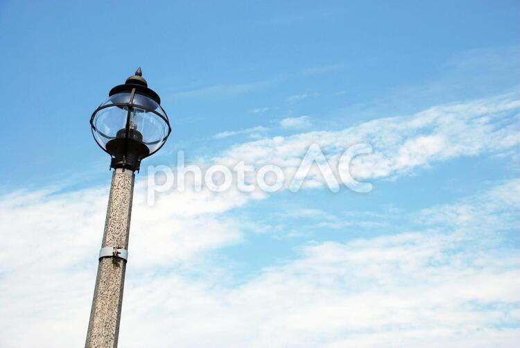 空と街灯 青空,空,爽やかの写真素材