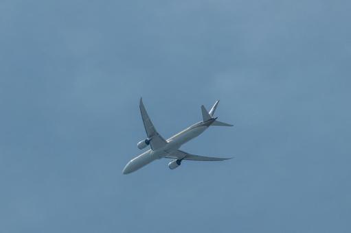 雲の上を飛行する飛行機 雲の上を飛行する飛行機 飛行機,航空機,旅客機の写真素材