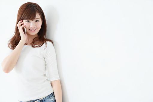 スマートフォンを使う女性 スマートフォンを使う女性 スマートフォン,会話,カジュアルの写真素材