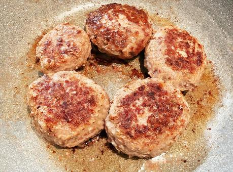 ハンバーグの調理中 ハンバーグの調理中 ハンバーグ,調理中,手作りハンバーグの写真素材