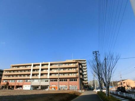 青空とマンション 青空とマンションの写真