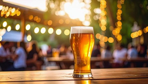 テーブルに置かれた生ビール テーブルに置かれた生ビールの写真