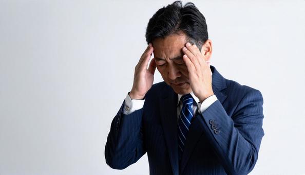 悩み考えるビジネスマン 悩み考えるビジネスマンの写真