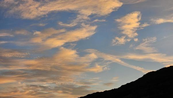 黄色の夕焼けと山 黄色の夕焼けと山 自然,空,夕焼けの写真素材