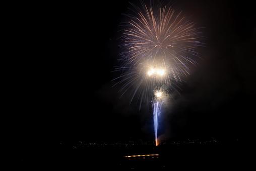 打ち上げ花火が開く瞬間04 花火,打ち上げ花火,花火大会の写真素材
