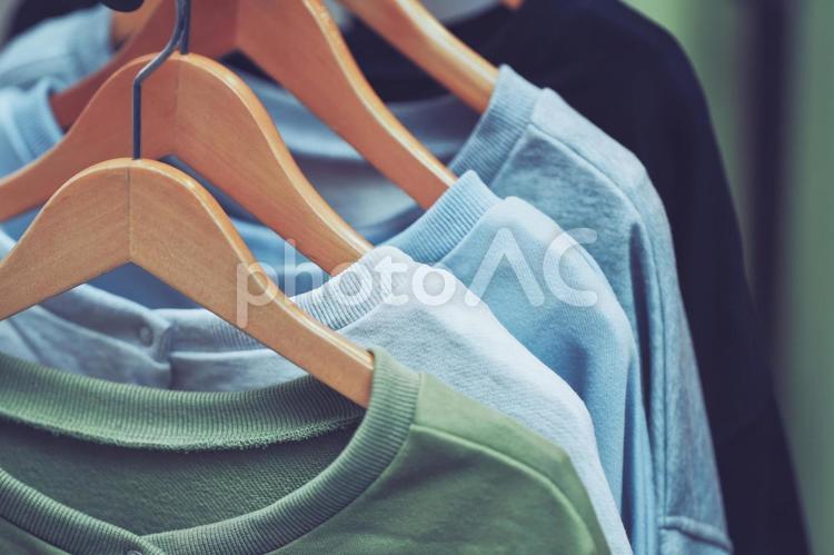 木製のハンガーと洋服 ファッション,ハンガー,ぼかしの写真素材