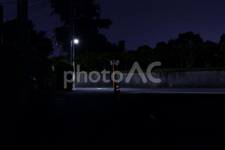 防犯のイメージ　怖くて暗い夜道と外灯 防犯,イメージ,怖いの写真素材