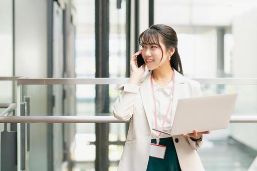 オフィスで働く若いビジネスウーマン オフィスで働く若いビジネスウーマン ビジネスウーマン,若い,女性の写真素材