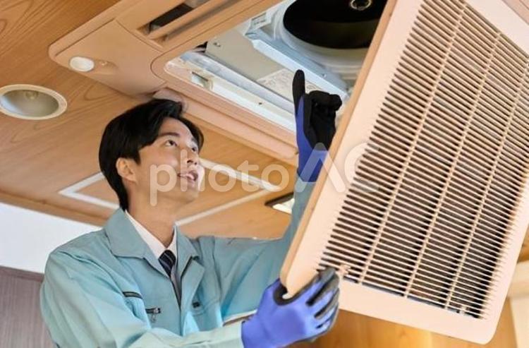飲食店の空調設備を確認する男性 飲食店,空調設備,エアコンの写真素材