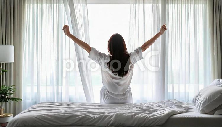 女性　ビューティー　朝の寝起き 女性,伸び,寝起きの写真素材