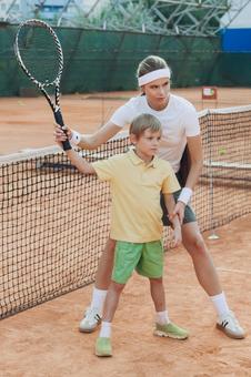 コートに立つテニスプレーヤー親子 男の子,女性,外国人の写真素材
