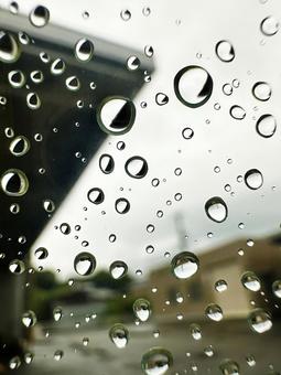 窓ガラス 水滴 雫 窓ガラス 水滴 雫 滴,ガラス越し,雨の写真素材