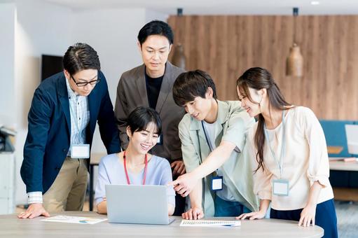 打ち合わせするビジネスパーソン 打ち合わせするビジネスパーソン 打ち合わせ,ミーティング,笑顔の写真素材