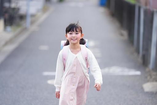 ランドセルを背負って投稿する女の子 子ども,女の子,小学生の写真素材