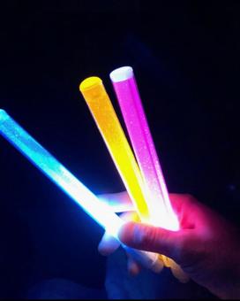 暗闇の中のペンライト ペンライト,あかり,明るいの写真素材