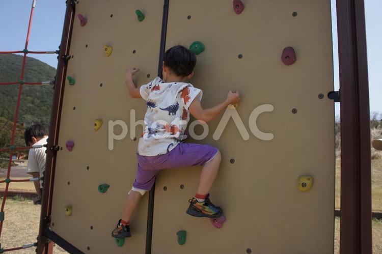 ＜素材＞公園でボルダリング遊びをする少年 子供,男性,小学生の写真素材