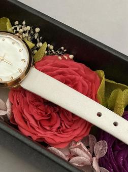 腕時計とバラのプリザーブドフラワー 腕時計,白い腕時計,バラの写真素材