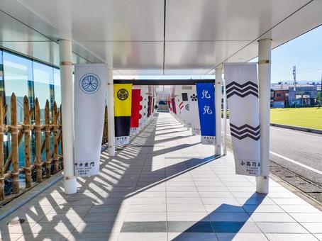 岐阜関ケ原古戦場記念館外回廊　建物を左に 岐阜関ケ原古戦場記念館,旗指物,のぼり旗の写真素材