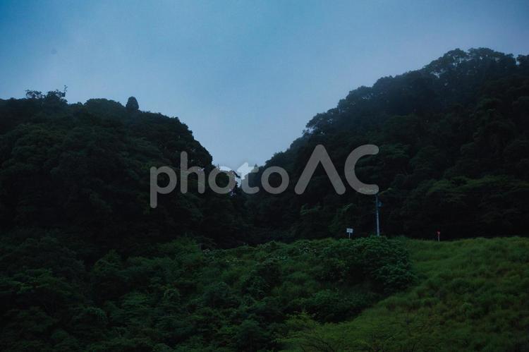 霧のかかる山 web,素材,バックグラウンドの写真素材