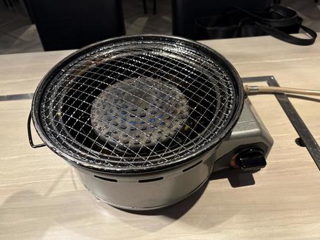 焼肉店のテーブルと七輪グリル 焼肉店のテーブルと七輪グリル 焼肉店,七輪,炭火焼きの写真素材