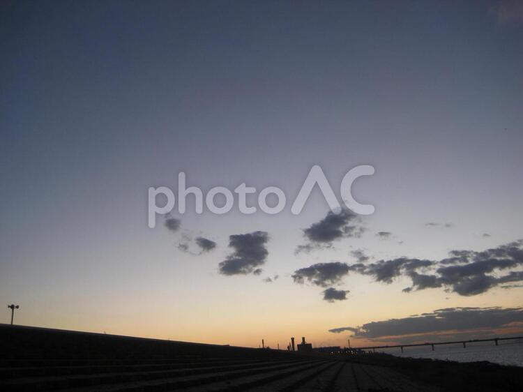 夕暮れ オレンジ,土手,夕焼けの写真素材