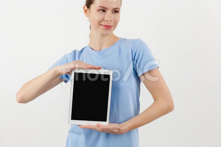 両手でタブレットを持ち笑う女性 女性,タブレット,画面の写真素材