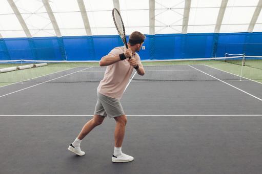 バックハンドを打つ構えのスポーツマン 男性,外国人,テニスの写真素材