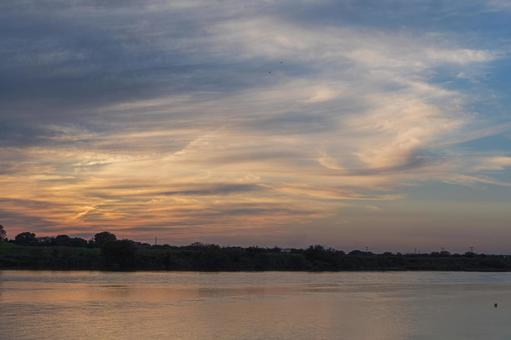 利根川の夕焼け 夕焼け,川,水面の写真素材
