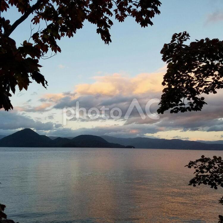 湖の見える風景2 夕暮れ,山,洞爺湖の写真素材