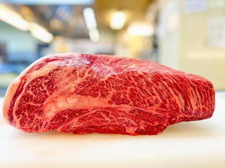 新鮮な霜降り牛肉のブロック 牛肉,霜降り,肉の写真素材