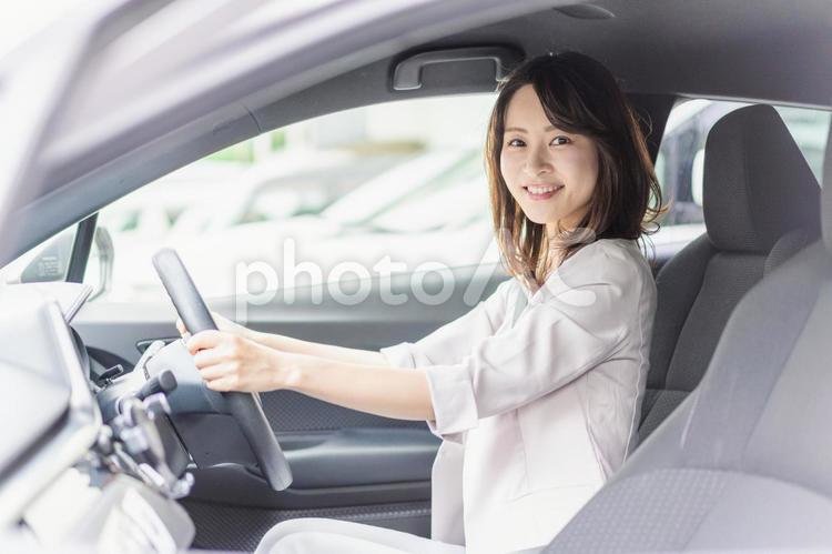 車を運転するビジネスウーマン 日本人,通勤,ハンドルの写真素材