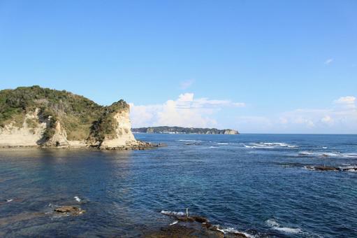 房総の海、崖、青空の写真 房総の海、崖、青空の写真の写真