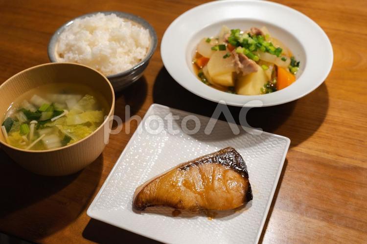 鰤の照り焼きと肉じゃが和食 料理,食べ物,食事の写真素材