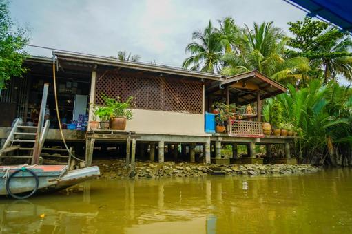 水上の木造家屋 川,家,水上家屋の写真素材