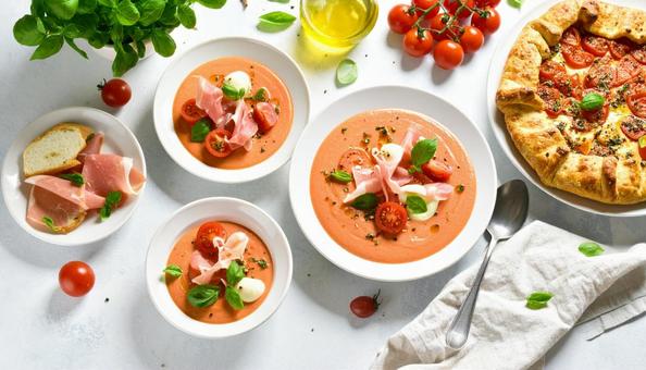 トマトをベースにしたガスパチョ トマトをベースにしたガスパチョの写真
