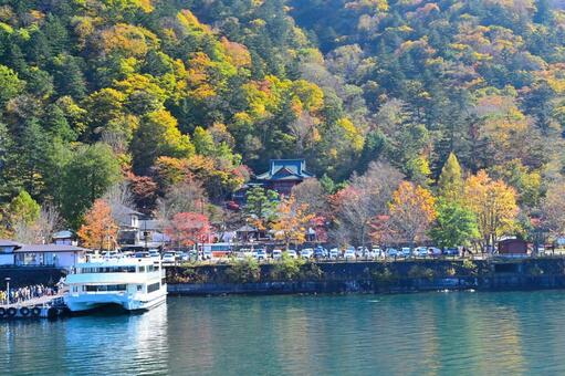 奥日光の紅葉（中禅寺湖、男体山） 紅葉,秋,風景の写真素材