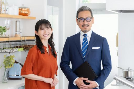 ミドル女性と商談をするセールスマン ミドル女性と商談をするセールスマン セールスマン,ビジネスマン,不動産の写真素材